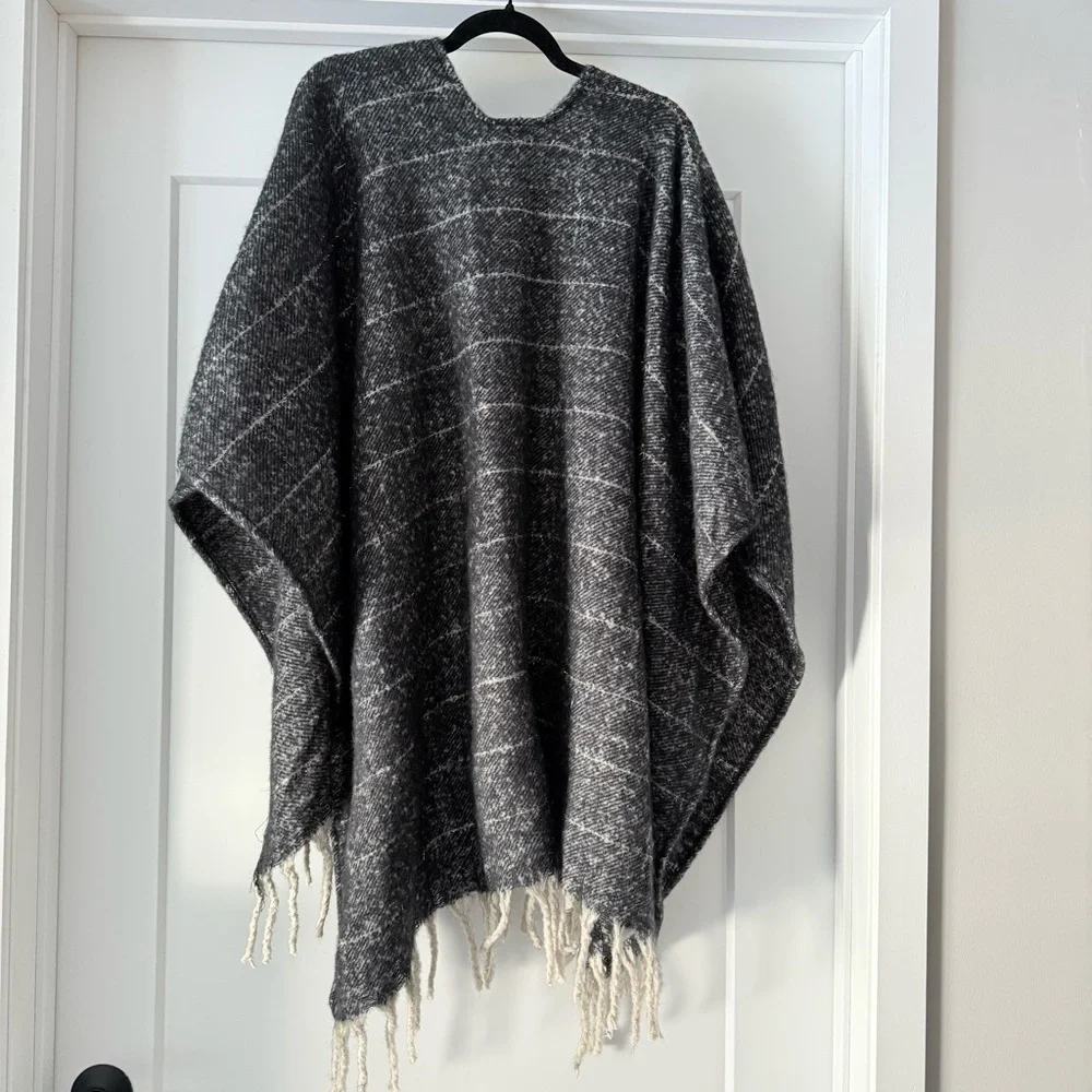 NWT- Women’s Chic Black Woolrich Shawl/Wrap One Size - Picture 4 of 10